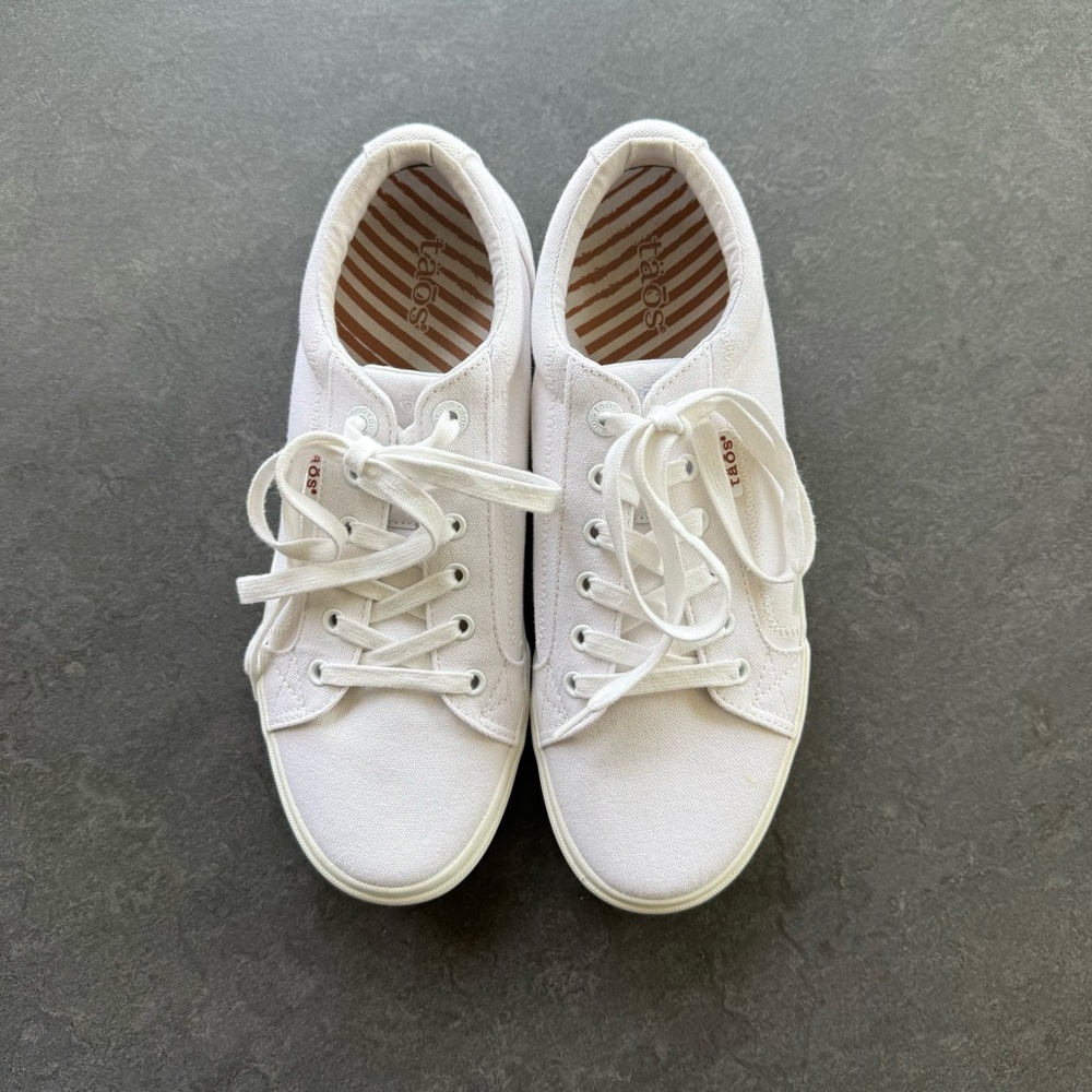 täōs | Plim Soul sneaker in white canvas. Women’s size 11
